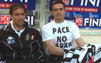 3/4/99 Empoli-Juventus: il Serbo della Juventus Mirkovic indossa la maglia della sua squadra sopra la maglietta contro la guerra. Foto Marco Bucco.