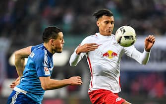epa05785766 Leipzig's Davie Selke (R) in action against Hamburg's Kyriakos Papadopoulos (L) during the German Bundesliga soccer match between RB Leipzig and SV Hamburg in Leipzig, Germany, 11 February 2017. Hamburg won 3-0.  EPA/FILIP SINGER (EMBARGO CONDITIONS - ATTENTION: Due to the accreditation guidelines, the DFL only permits the publication and utilisation of up to 15 pictures per match on the internet and in online media during the match.)