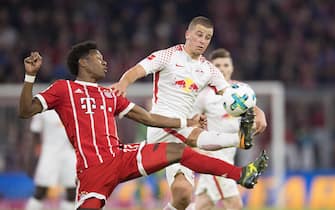 epa06295598 Bayern Munich's David Alaba (L) in action against Leipzig's Diego Demme (R) during the German Bundesliga soccer match between FC Bayern Munich and RB Leipzig in Munich, Germany, 28 October 2017.  EPA/ANDREAS SCHAAD (EMBARGO CONDITIONS - ATTENTION: Due to the accreditation guidelines, the DFL only permits the publication and utilisation of up to 15 pictures per match on the internet and in online media during the match.)