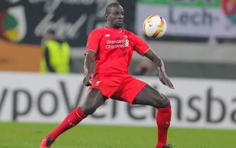 Augsburg, Germany. 18th February, 2016. Mamadou SAKHO, LIV 17 Full figure, action, portrait, single action frame with ball, leather ball, Spielgeraet, Soccer, Balls, official Adidas Torfabrik during the UEFA Europa League Round of 32: First Leg match FC Augsburg - Liverpool 0-0 on February 18, 2016 in Augsburg, Germany. Credit:  Peter Schatz / Alamy Live News