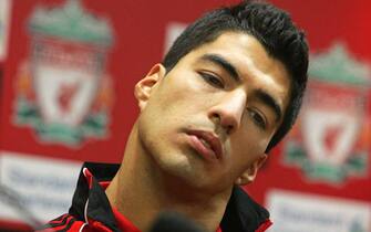 epa02562389 Liverpool FC new signing Uruguayan striker Luis Suarez attends a press conference at the Anfield stadium in Liverpool, north west Britain, 03 February 2011. Suarez joined Liverpool FC on January 31 from Dutch soccer club Ajax Amsterdam for 22.7 million pounds (26.7 million euro).  EPA/LINDSEY PARNABY NO ONLINE/INTERNET USE WITHOUT A LICENSE FROM THE FOOTBALL DATA CO.LTD.
