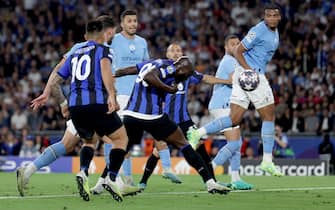 epa10684300 Romelu Lukaku (C) of Inter attempts to score with a header during the UEFA Champions League Final soccer match between Manchester City and Inter Milan, in Istanbul, Turkey, 10 June 2023.  EPA/ERDEM SAHIN