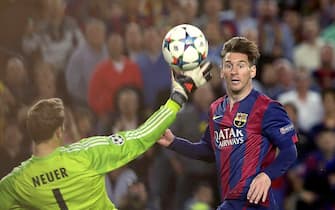 epaselect epa04736476 FC Barcelona's Argentinian striker Lionel Messi (R) scores the 2-0 lead against Bayern Munich's goalkeeper Manuel Neuer (L) during the UEFA Champions League semi final first leg soccer match between FC Barcelona and Bayern Munich at Nou Camp stadium in Barcelona, Spain, 06 May 2015. Barca won 3-0 with two goals scored by Messi.  EPA/ALBERTO ESTEVEZ