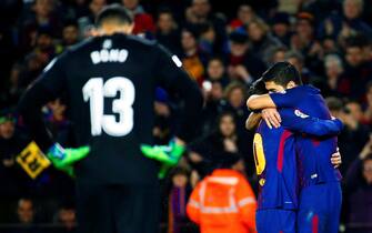 epa06562053 Barcelona's Argentinian striker Lionel Messi (2-R) celebrates with his Uruguayan teammate Luis Suarez (R) after scoring a goal during the Spanish Primera Division soccer match between FC Barcelona and Girona FC at Camp Nou in Barcelona, Spain, 24 February 2018.  EPA/ENRIC FONTCUBERTA