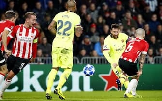 epaselect epa07196176 Lionel Messi of FC Barcelona scores the 1-0 during the UEFA Champions League group stage match between PSV Eindhoven and FC Barcelona in Eindhoven, the Netherlands, on 28 November 2018.  EPA/ROBIN VAN LONKHUIJSEN