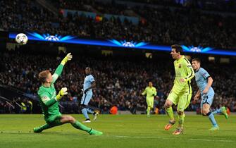 epa04635900 Manchester City's Joe Hart (L) in action with Barcelona's Lionel Messi (R) during the UEFA Champions League round of 16 first leg tie between Manchester City and Barcelona held at the Etihad Stadium in Manchester, Britain, 24 February 2015.  EPA/Peter Powell .