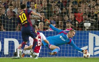 epa04456804 FC Barcelona's Argentinian striker Lionel Messi (10) scores the 2-0 lead against Ajax Amsterdam's goalkeeper Jaspero Cliessen, during the during the UEFA Europa League group F soccer match at Camp Nou stadium in Barcelona, Spain, on 21 October 2014.  EPA/ALEJANDRO GARCIA