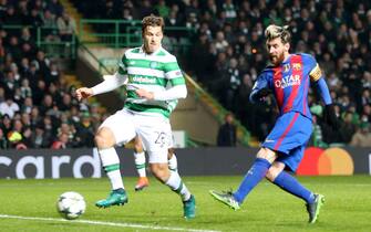 epa05644396 Barcelona player Lionel Messi (R) scores the 1-0 during the UEFA Champions League match Celtic Glasgow vs FC Barcelona at Celtic Park, in Glasgow, Britain, 23 November 2016.  EPA/Robert Perry