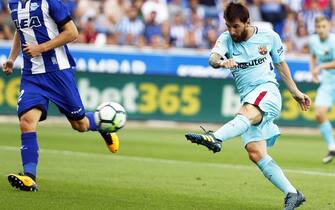 epa06165184 FC Barcelona's Argentinian striker Lionel Messi (R) scores the 2-0 lead during the Spanish Primera Division soccer match between Deportivo Alaves and FC Barcelona at Mendizorroza Stadium in Vitoria, northern Spain, 26 August 2017.  EPA/DAVID AGUILAR