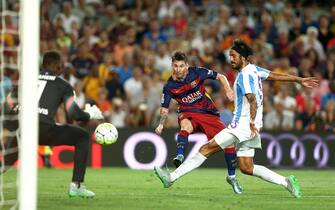 FC Barcelona's Argentinian striker Lionel Messi (C) tries to score in presence of Malaga CF's countryman Marcos Angeleri (R) and Cameroonian goalie Idriss Carlos Kameni during their Spanish Primera Division soccer match at the Camp Nou stadium in Barcelona, northeastern Spain, 29 August 2015. EFE/Toni Albir