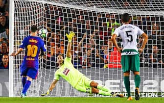 epa06214485 FC Barcelona's Argentinian striker Lionel Messi (L) scores the 1-0 lead from the penalty spot against Eibar's goalkeeper Marko Dmitrovic (C) during the Spanish Primera Division soccer match between FC Barcelona and SD Eibar at the Camp Nou in Barcelona, Spain, 19 September 2017.  EPA/QUIQUE GARCIA