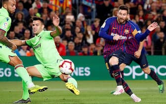 epaselect epa07532933 FC Barcelona's Argentinian striker Lionel Messi (R) scores the opening goal against UD Levante during their Spanish LaLiga Primera Division soccer match played at the Camp Nou stadium in Barcelona, Spain, 27 April 2019.  EPA/Alberto Estevez