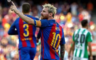 FC Barcelona's Argentinian striker Leo Messi (C) celebrates after scored a goal against Real Betis players during their Primera Division league match at Camp Nou in Barcelona, northeastern Spain, 20 August 2016. EFE/Toni Albir