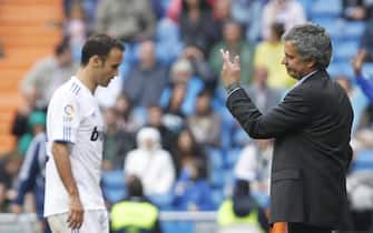 epa02710958 Real Madrid coach Jose Mourinho (R) reacts as defender Ricardo Carvalho (L) leaves the field after being shown the red card during their Spanish Primera Division soccer match at the Santiago Bernabeu stadium in Madrid, Spain, 30 April 2011. Zaragoza won the match 2-3.  EPA/ZIPI