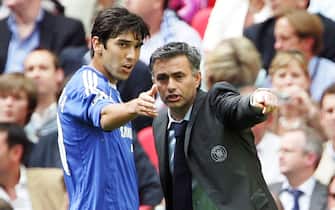 LONDON - MAY 19:  Jose Mourinho manager of Chelsea talks to defender Paulo Ferreira during the FA Cup Final match sponsored by E.ON between Manchester United and Chelsea at Wembley Stadium on May 19, 2007 in London, England.  (Photo by Phil Cole/Getty Images)