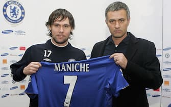 COBHAM, UNITED KINGDOM - JANUARY 06:  New Chelsea signing Maniche and manager Jose Mourinho pose for photos prior to a press conference at the Chelsea training ground on January 6, 2006 in Cobham, England.  (Photo by Julian Finney/Getty Images)