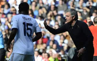 Real Madrid's Portuguese coach Jose Mourinho (R) gives instructions to Real Madrid's Ghanaian midfielder Michael Essien during the "El clasico" Spanish League football match Real Madrid vs Barcelona at the Santiago Bernabeu stadium in Madrid on March 2, 2013.    AFP PHOTO/ JAVIER SORIANO        (Photo credit should read JAVIER SORIANO/AFP via Getty Images)