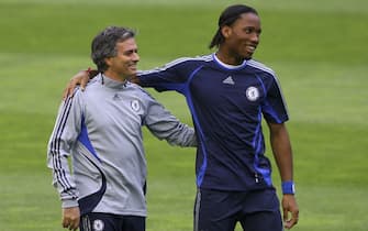 VALENCIA, SPAIN - APRIL 09: Chelsea Coach Jose Mourinho (L) shares a joke with striker Didier Drogba  during Chelsea training and press conference ahead of tomorrow's Champions League Quarter Final Second Leg match against Valencia, at the Stadium Mestalla on April 9, 2007 in Valencia, Spain.  (Photo by Stu Forster/Getty Images)