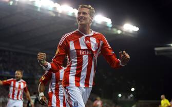 epa02941788 Stoke City's Peter Crouch celebrates after scoring the 1-1 equalizer during the UEFA Europa League soccer match between Stoke City FC and Besiktas Istanbul at the Britania Stadium in Stoke on Trent, Britain, 29 September 2011.  EPA/ROBIN PARKER