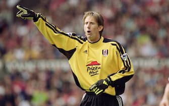 19 Aug 2001:  Fulham Goalkeeper Edwin Van Der Sar organises his defence during the FA Barclaycard Premiership match against Manchester United played at Old Trafford in Manchester, England.  Man Utd won the game 3 - 2. \ Mandatory Credit: Alex Livesey /Allsport