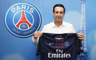 epa05396618 An undated handout picture provided by the Paris Saint Germain (PSG) press office on 28 June 2016 shows Spanish coach Unai Emery posing for photographs with a PSG jersey. French Ligue 1 champions Paris Saint-Germain have appointed Unai Emery as new head coach to replace Laurent Blanc, the club confirmed on 28 June 2016.  EPA/TEAMPICS / PSG  HANDOUT EDITORIAL USE ONLY/NO SALES