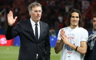 PARIS, FRANCE - MAY 7: Coach of PSG Laurent Blanc and Edinson Cavani of PSG celebrate the 2014 Ligue 1 Champions title after the french Ligue 1 match between Paris Saint-Germain FC and Stade Rennais FC at Parc des Princes stadium on May 7, 2014 in Paris, France. (Photo by Jean Catuffe/Getty Images)