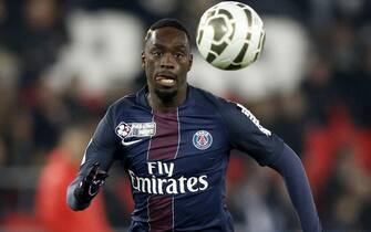 epa05675789 Jean-Kevin Augustin of Paris Saint Germain in action during the French Coupe de la Ligue round of sixteen soccer match between Paris Saint-Germain (PSG) and Lille at the Parc des Princes stadium in Paris, France, 14 December 2016.  EPA/YOAN VALAT