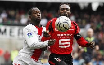 Paris' forward Amara Diane (L) vies with Rennes' Ganean defender John Mensah during their French L1 football match, on March 8, 2008, at the Route-de-Lorient stadium in Rennes, western France. AFP PHOTO DAVID ADEMAS (Photo credit should read DAVID ADEMAS/AFP via Getty Images)