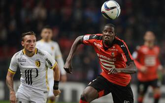 Rennes' French midfielder Abdoulaye Doucoure (R) vies with Lille's French midfilder Eric Bautheac during the French L1 football match between Rennes and Lille on September 18, 2015 at the Roazhon Park in Rennes, western France. AFP PHOTO / JEAN-SEBASTIEN EVRARD        (Photo credit should read JEAN-SEBASTIEN EVRARD/AFP via Getty Images)