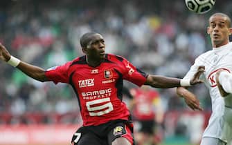 Rennes, FRANCE: Rennes's Cameroonian midfielder Stephane Mbia (L) vies with Bordeaux's Brazilian midfielder Geraldo Silva Wendel during their French L1 football match, 05 May 2007 at the Route de Lorient stadium in Rennes.   AFP PHOTO DAVID ADEMAS (Photo credit should read DAVID ADEMAS/AFP via Getty Images)