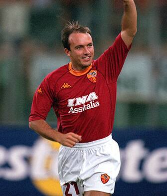 24 Aug 2000:  Abel Balbo of Roma waves during the Pre-Season Friendly match against AEK Athens at the Stadio Olimpico in Rome.  \ Mandatory Credit: Claudio Villa /Allsport