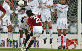 ROME, ITALY:  Roma's Gaetano D'agostino (C) shoots a free kick against AC Milan's , during their italian cup quarter-final soccer match, 22 January 2004 at the Olympic stadium in Rome.  AFP PHOTO/ Patrick HERTZOG  (Photo credit should read PATRICK HERTZOG/AFP via Getty Images)