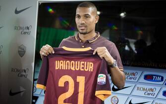 Will Vainqueur, the new midfielder of As Roma, show his new uniform during the Press conference of presentation. Rome Italy,10 th September 2015 (Photo by Luca Carlino/NurPhoto) (Photo by NurPhoto/NurPhoto via Getty Images)