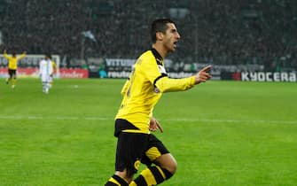 sports, football, Bundesliga, 2015/2016, Borussia Moenchengladbach versus Borussia Dortmund 1:3, Stadium Borussia Park, rejoicing of goal scorer Henrikh Mkhitaryan (BVB) at the 0:2 goal