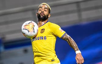 Brazilian football player Alex Teixeira of Jiangsu Suning F.C. stops the ball during the fourth -round match of 2020 Chinese Super League (CSL) against Guangzhou R&F F.C., Dalian city, northeast China's Liaoning province, 9 August 2020.
Guangzhou R&F F.C. was defeated by Jiangsu Suning F.C. with 0-2.