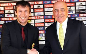 epa02529038 The new forward of Ac Milan, Italian Antonio Cassano (L), shakes hands with Ac Milan's CEO Adriano Galliani during the official presentation in the Ac Milan sportive center in Carnago, Italy on 14 January 2011.  EPA/DANIEL DAL ZENNARO