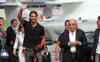 Il calciatore svedese Zltan Ibrahimovic con la sciarpa del Milan la sua nuova squadra e l'ad del Milan Adriano Galliani.oggi pomeriggio al suo arrivo presso lo scalo privato dell'aereoporto di Linate.
MATTEO BAZZI/ANSA