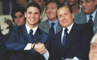 1-08-2000 Milano
Fernando Redondo (Buenos Aires, 6 giugno 1969) è un ex calciatore argentino, di ruolo centrocampista
Nella foto: Fernando Redondo allo Stadio Meazza con il Presidente del Milan Silvio Berlusconi
