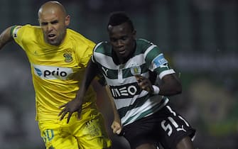 Sporting CP's forward Bruma (R) vies with Pacos Ferreira's defender Anthony da Silva "Tony" during the Portuguese first league football match Pacos Ferreira vs Sporting CP at the Mata Real stadium in Pacos Ferreira, on May 5, 2013.  AFP PHOTO/ MIGUEL RIOPA        (Photo credit should read MIGUEL RIOPA/AFP via Getty Images)