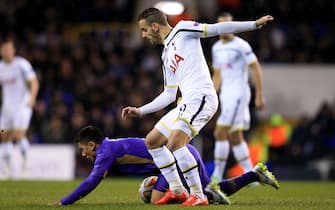 Tottenham Hotspur's Roberto Soldado, (right) battles for the ball with Fiorentina's David Pizarro, (left)