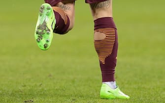 Perché i calciatori portano i calzettoni tagliati (o abbassati)