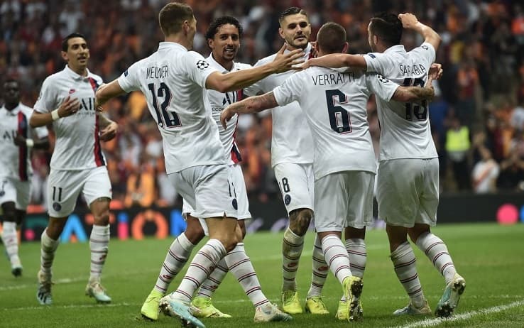 TOPSHOT - Paris Saint-Germain's Argentine forward Mauro Icardi (C) is congratulated by teammates after scoring a goal during the UEFA Champions League football match between Galatasaray and Paris Saint-Germain (PSG), on October 01, 2019 at Ali Sami Yen Spor Kompleksi in Istanbul. (Photo by OZAN KOSE / AFP) (Photo by OZAN KOSE/AFP via Getty Images)