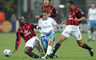 Milan, ITALY:  AC Milan's midfielder Clarence Seedorf (L), Andrea Pirlo (back) and defender Cafu (R) fight for the ball with PSV Eindhoven's midfielder Ismail Aissati during their first leg group E Champions Leagur football match at San Siro stadium in Milan, 19 October 2005.            AFP PHOTO / PACO SERINELLI  (Photo credit should read PACO SERINELLI/AFP via Getty Images)