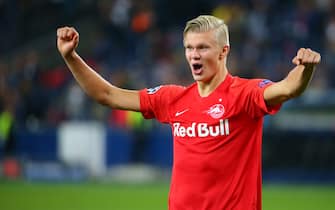 SALZBURG, AUSTRIA - SEPTEMBER 17: Erling Haaland of Salzburg celebrates the victory after the UEFA Champions League match between RB Salzburg and KRC Genk at Red Bull Arena on September 17, 2019 in Salzburg, Austria. (Photo by David Geieregger/SEPA.Media /Getty Images)