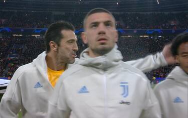 Buffon, scherzo a Cuadrado durante inno Champions