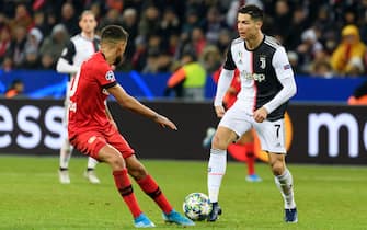 LEVERKUSEN, GERMANY - DECEMBER 11: (BILD ZEITUNG OUT) Kerem Demirbay of Bayer 04 Leverkusen and Christiano Ronaldo of Juventus Turin battle for the ball during the UEFA Champions League group D match between Bayer Leverkusen and Juventus at BayArena on December 11, 2019 in Leverkusen, Germany. (Photo by TF-Images/Getty Images)