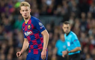 1185287870 BARCELONA, SPAIN - NOVEMBER 27: Frenkie de Jong of FC Barcelona looks on during the UEFA Champions League group F match between FC Barcelona and Borussia Dortmund at Camp Nou on November 27, 2019 in Barcelona, Spain. (Photo by TF-Images/Getty Images)