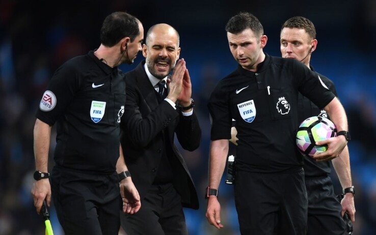 Guardiola a colloquio con Oliver al termine di City-Liverpool