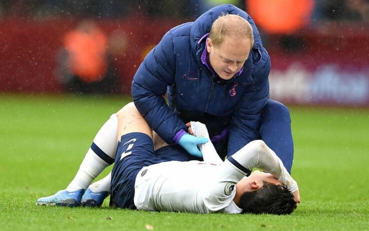 Son a terra durante la partita contro l'Aston Villa si tiene il braccio dolorante
