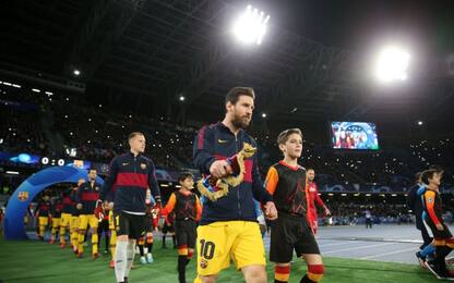 Messi entra al San Paolo, cori per Maradona. VIDEO
